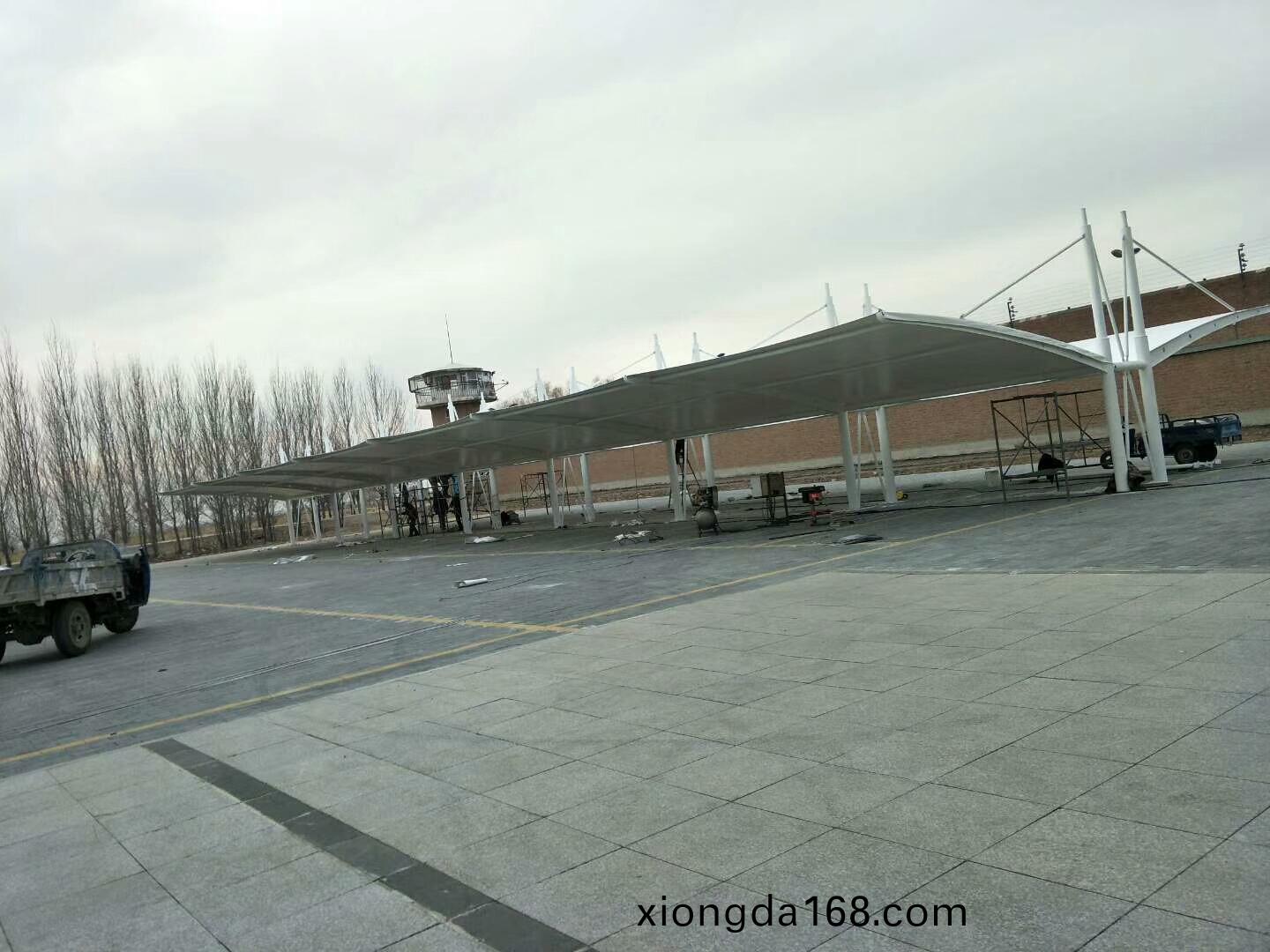 `鋁(lv)合(he)金(jin)膜(mo)結(jié)(jie)構(gòu)(gou)車(chē)(che)棚(peng)`