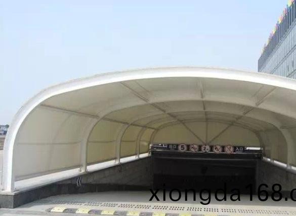 `上(shang)海超杭膜(mo)結(jié)構(gòu)(gou)工(gong)程(cheng)有限(xian)公(gong)司專(zhuan)業(yè)(ye)承接(jie)各(ge)種膜結(jié)構(gòu)(gou)工(gong)程(cheng)項(xiàng)目(mu)，是(shi)專(zhuan)業(yè)的膜(mo)結(jié)(jie)構(gòu)建(jian)筑公(gong)司，主營：污(wu)水(shui)池(chi)加(jia)蓋膜結(jié)(jie)構(gòu)、定做膜結(jié)(jie)構(gòu)車(che)棚(peng)、張拉膜(mo)結(jié)(jie)構(gòu)(gou)項(xiàng)(xiang)目(mu)、膜結(jié)(jie)構(gòu)(gou)看(kan)臺(tái)(tai)等(deng)工(gong)程項(xiàng)(xiang)目。公司(si)成功案(an)例遍(bian)布(bu)全(quan)國各地(di)，其(qi)中不乏(fa)有國(guo)內(nèi)知名工程項(xiàng)(xiang)目。公司具(ju)有超強(qiáng)的自(zi)主開(kai)發(fā)(fa)能(neng)力，可自主完(wan)成(cheng)設(shè)(she)計(jì)(ji)、施(shi)工、安裝(zhuang)等(deng)服務(wù)(wu)。車棚的應(yīng)用(yong)范(fan)圍越(yue)來(lai)越(yue)廣(guang)，大到社(she)區(qū)(qu)、景(jing)區(qū)，小(xiao)到家(jia)庭住(zhu)宅(zhai)，都(dou)非(fei)常適(shi)用(yong)，而(er)車(che)棚的(de)價(jià)(jia)格(ge)也(ye)多(duo)種(zhong)多樣(yang)，那(na)么定(ding)做膜結(jié)構(gòu)車棚的(de)價(jià)格是多少呢(ne)？