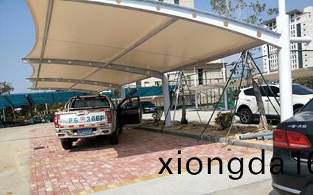 `好看的(de)膜結(jié)(jie)構(gòu)車(che)棚(peng)有(you)哪(na)些(xie)`