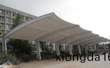 `7字型(xing)膜結(jié)構(gòu)停車棚(peng)能用多久？`