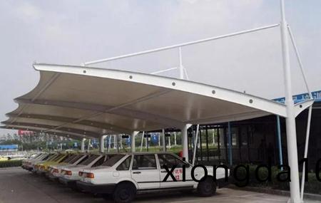 `張拉膜景(jing)觀(guan)雨棚車棚(peng)加工(gong)流程`